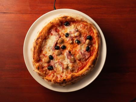 Pizza artesanal Belin con aceitunas, hongos y prosciutto