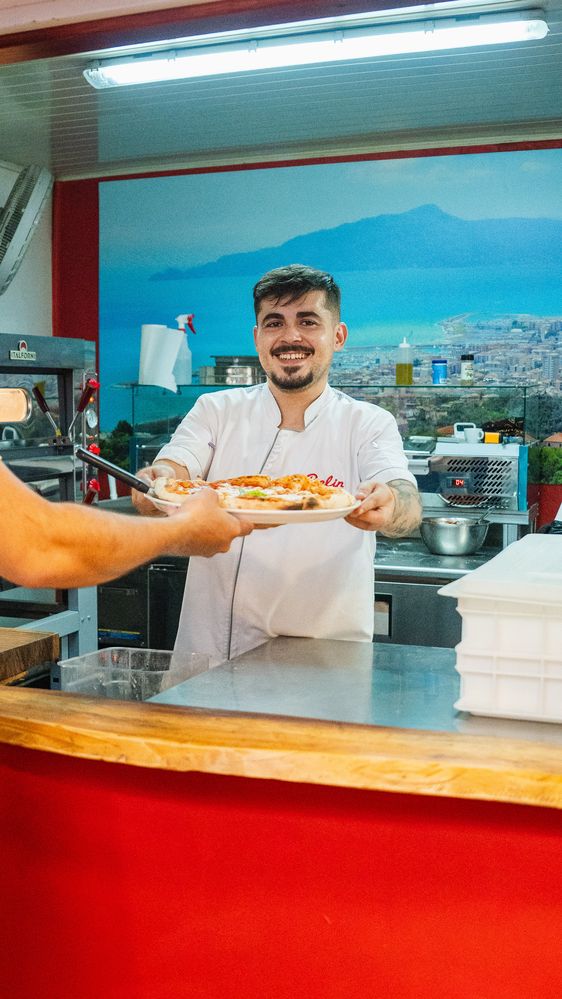 Manuel Repetto, dueño de Belin, entregando una pizza
